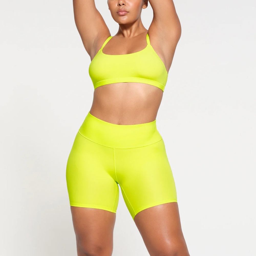 NWT Fits Everybody shorts medium Daffodil
